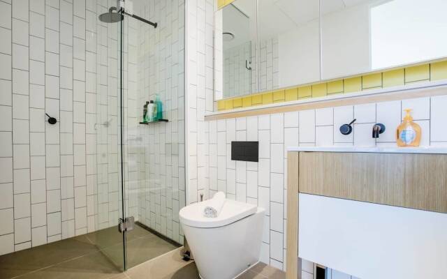 87 Docklands 2BD 2BTH Waterside with Carpark