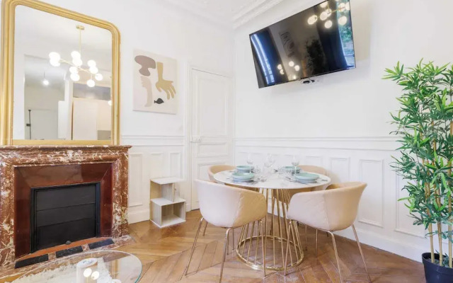 Chic and Refined Apartment