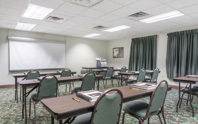 Super 8 by Wyndham Grayson