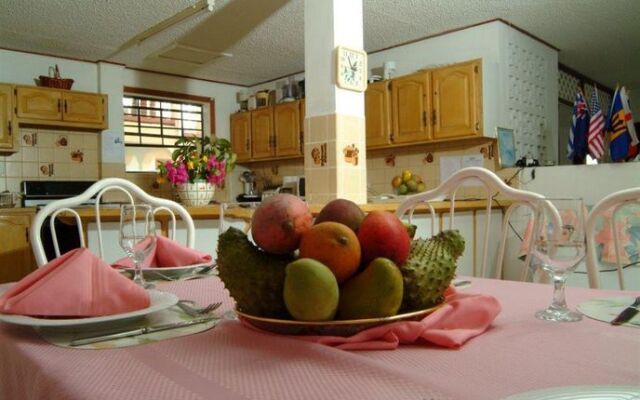 Tropical Breeze Guesthouse and Furnished Apartments