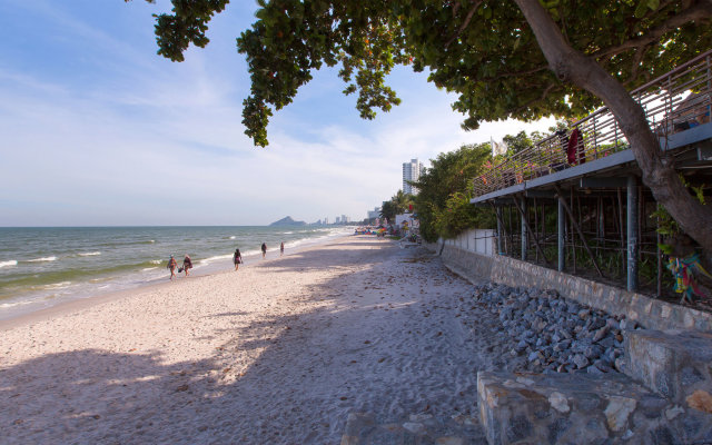 Baan Sanpleon Beachfront Condominium