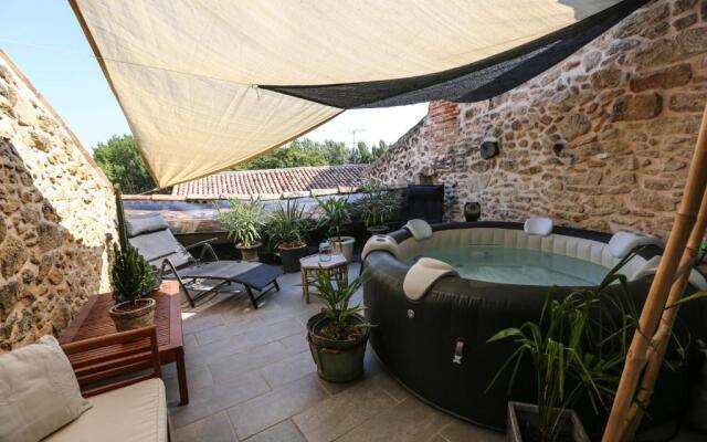 Maison atypique dans cité médiévale