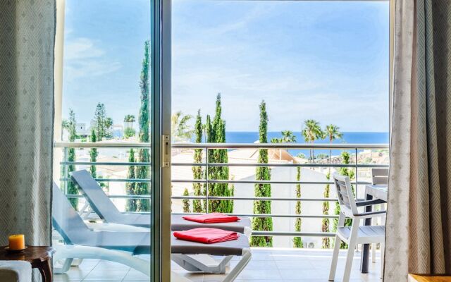 Sea view Apartment with sunbathing Terrace & 2 Swimming pools