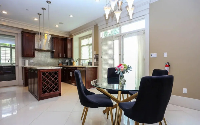 Grand 4 Bedroom Vacation House near Vancouver Downtown