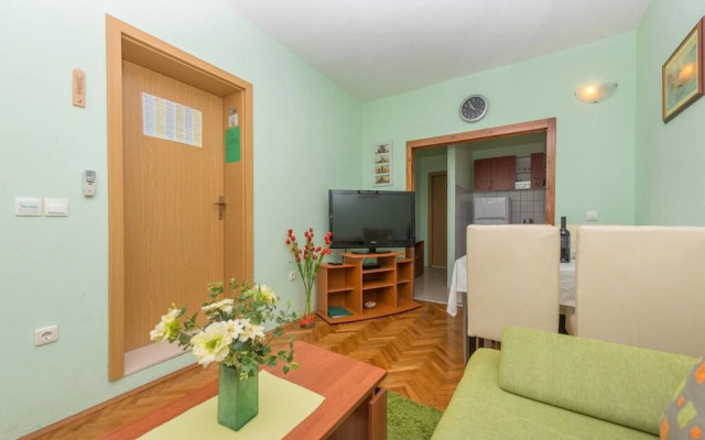 Goran - in the Center of the City - A3-zeleni