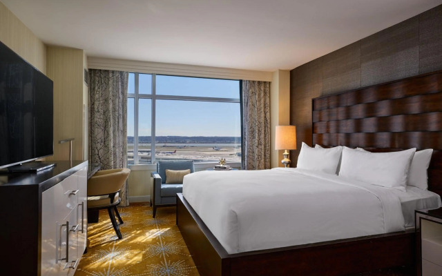 Renaissance Arlington Capital View Hotel