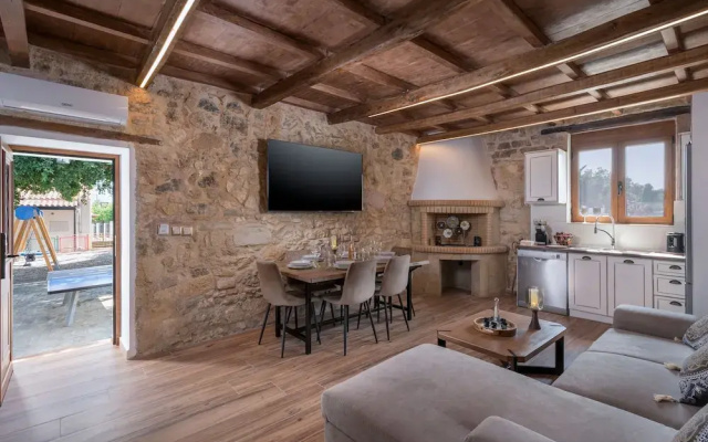 Stella s Traditional House Near the City
