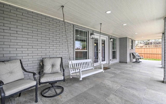 Patio & Grill: Spacious Gem Near Gulf Coast!