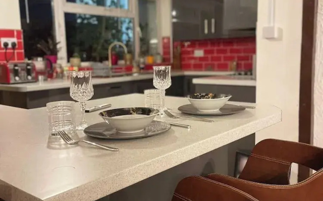 Gloucester - 2 Bed House - Sleeps 7 - Pet Friendly
