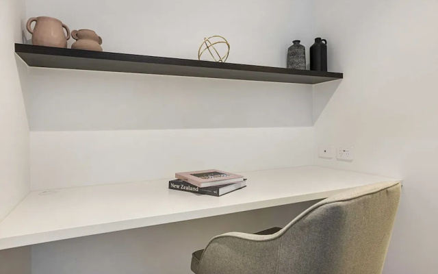 Modern, Executive 1 Bedroom Apartment With Balcony – Guest Rooms – Melbourne