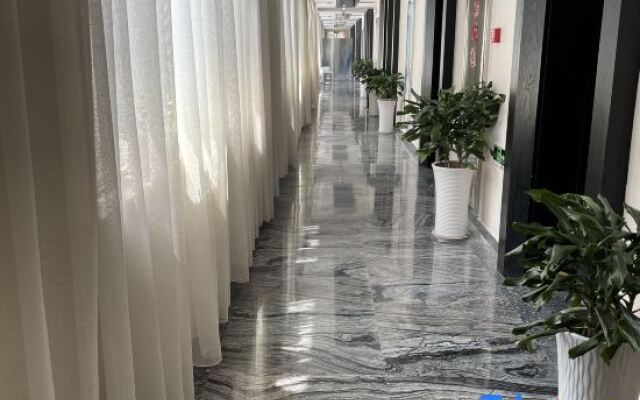 Gulong Hotel (Hanzhong High-speed Railway Station Wanbang)