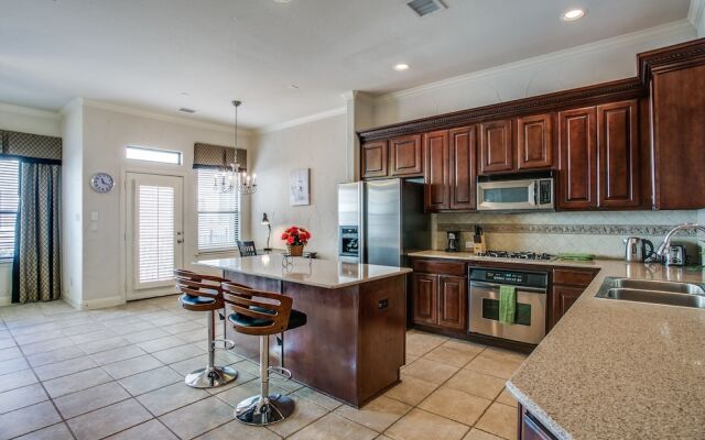 Beautifully furnished TownHome at shops