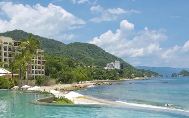 Garza Blanca 2-Bedroom 5-Diamond Resort