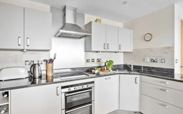 B6 Masts in Torquay With 3 Bedrooms and 2 Bathrooms