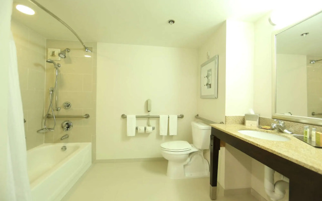 DoubleTree by Hilton Detroit - Dearborn