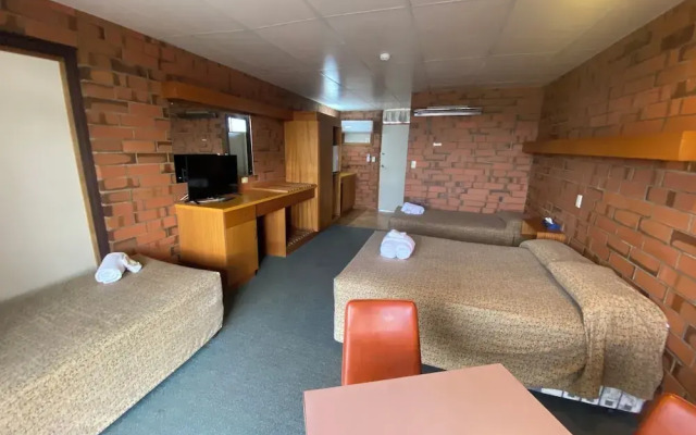 Hawker Hotel Motel