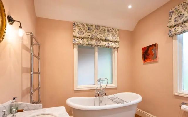 Luxurious Vineyard Hideaway At Stanlake Park