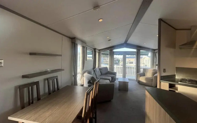 Modern Platinum Standard 2 Bedroom With Decking