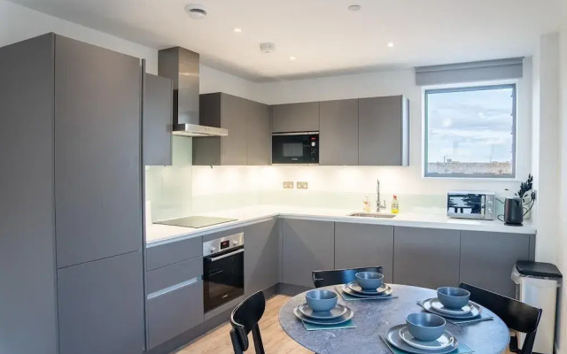 4 Guests - Close Airport - 25min Central London