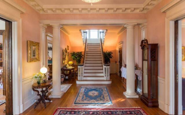 Federal Crest Inn B & B