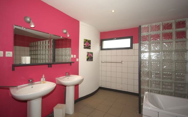 Luxurious Holiday Home near Courset with swimming pool