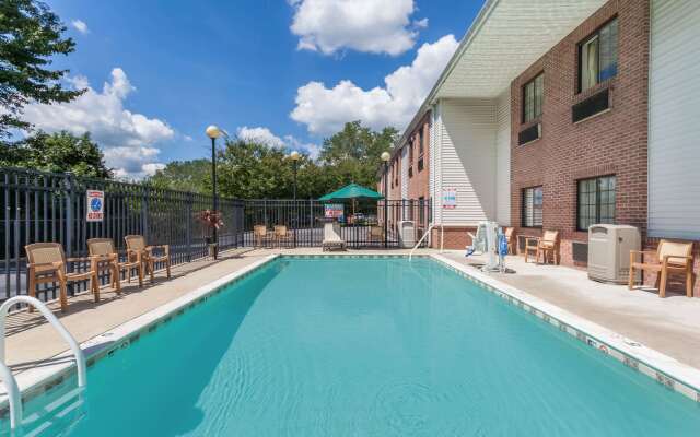 Days Inn & Suites by Wyndham Cambridge