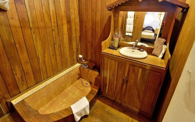 Shwe Inn Tha Floating Resort Hotel