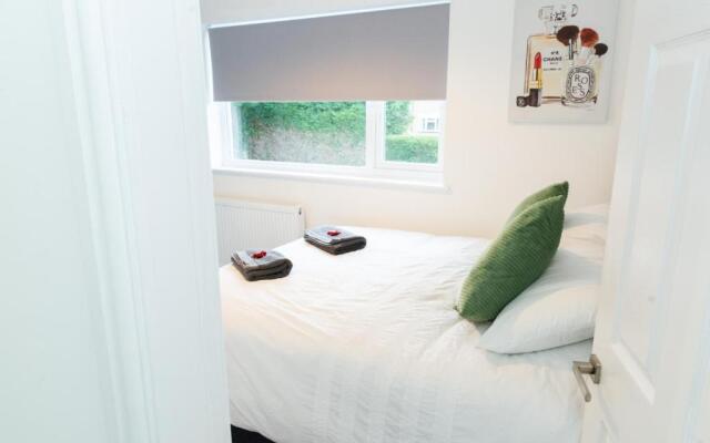 Charming 2 Bedroom House - Free Parking - Great Location