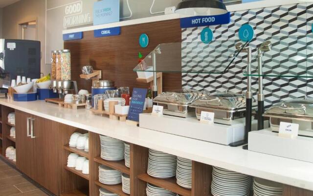 Holiday Inn Express & Suites Panama City Beach - Beachfront by IHG