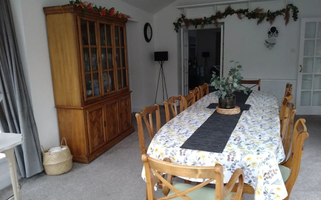 5 Bedrooms/sleeps 10-12/free Wifi & Parking/garden