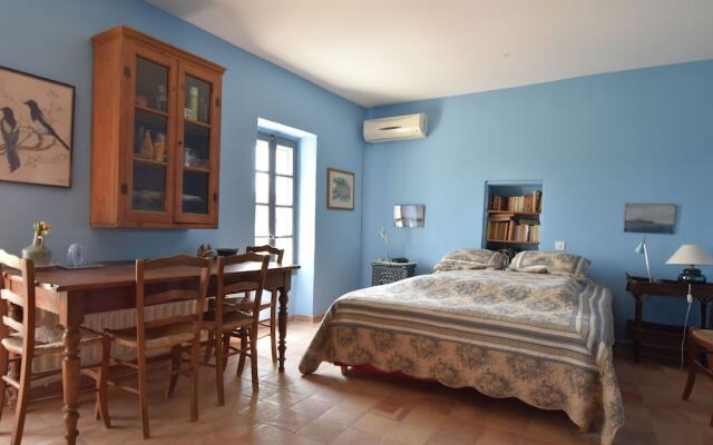 Charming Villa in Lauris South of France with Private Pool