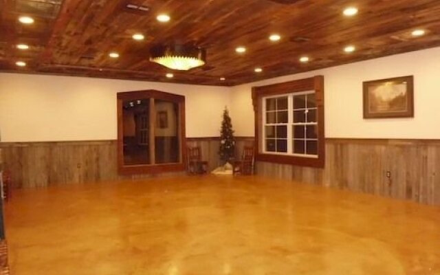 Antler Oaks Lodge and RV Resort