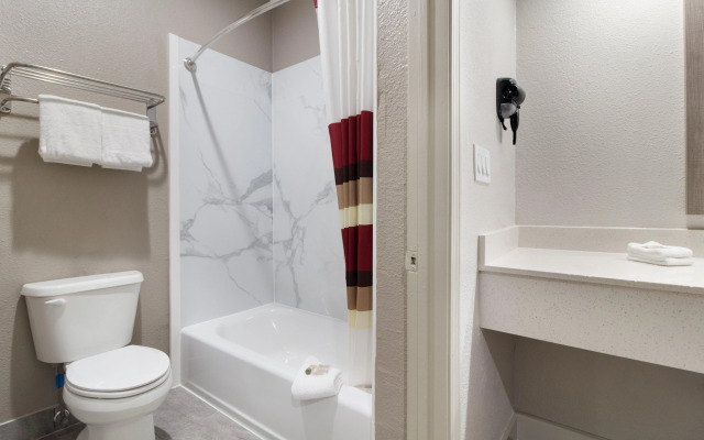 Red Roof Inn Plus+ Galveston - Beachfront