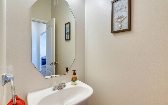 Pet-friendly Pearland Home ~ 21 Mi to Houston!