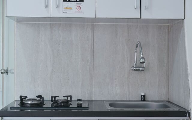 Homey And Comfortable Studio At Green Pramuka City Apartment