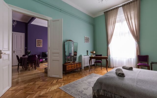 Luxury & Spacious Eclectic Style Apartment
