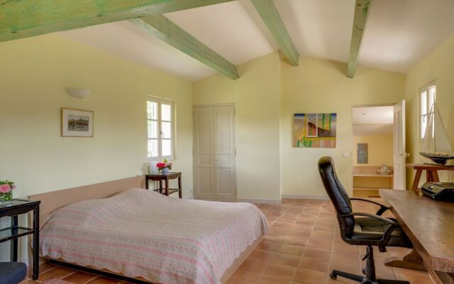 Secluded Holiday Home in Rustrel With Swimming Pool