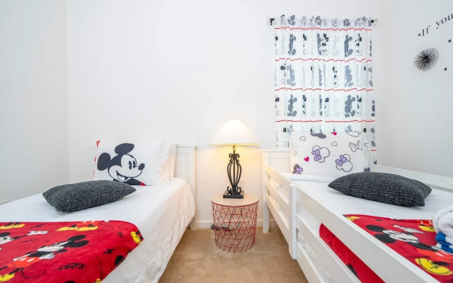 Spacious 6-bedroom Retreat Near Disney Parks