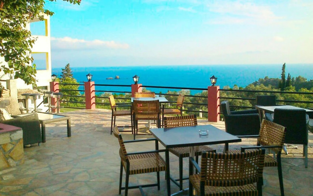 Pelekas Beach, Studio Apartments With a Pool