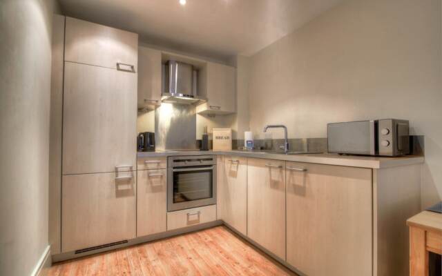 Modern, Spacious 1BR Central Manchester Flat for 4