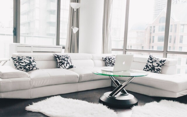 CN Tower View : Business & Travel Suites