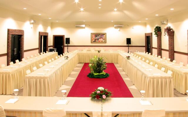 Super OYO Townhouse Oak Maxi Hotel Legian