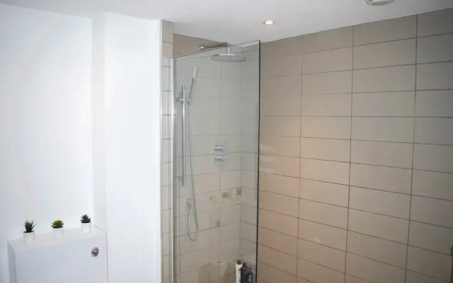 Bright And Modern 2 Bedroom Flat