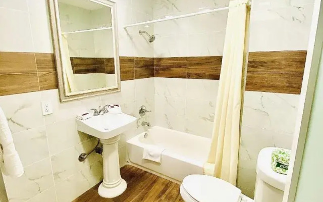 Casa Blanca Inn & Suites