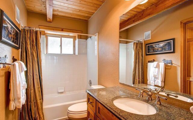 Snowshoe  4 Bedroom Home by RedAwning