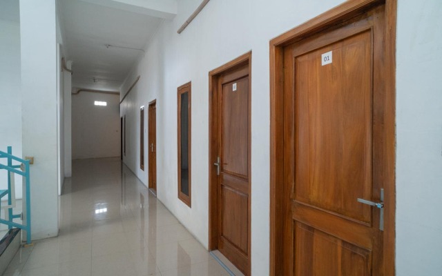 RedDoorz near RS Mitra Keluarga Waru