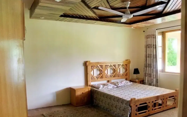 Hotel Hunza White House