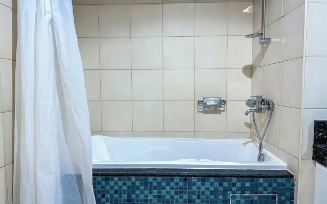 Bright 2BR Apartment with Garden View