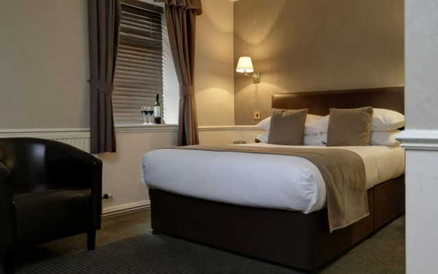 The Oaks Hotel