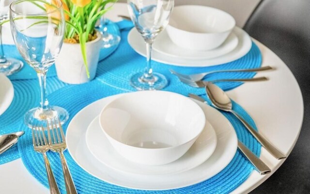 2BR Apt w King Bed and Netflix- Prime Location